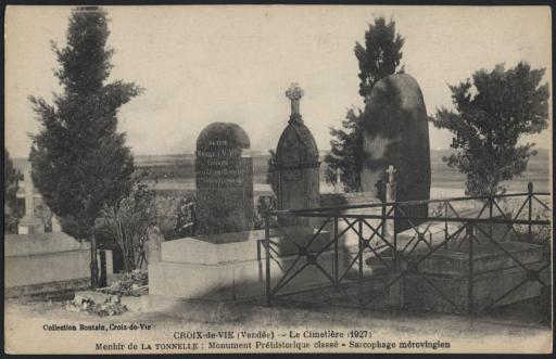 Cimetière de Croix-de-Vie : menhir de la Tonnelle (vues 1-3), sarcophage mérovingien [tombe du Dr Marcel Baudoin] (vues 1 et 3), buste du Dr Baudoin réalisé en 1931 par les frères Martel (vue 2).